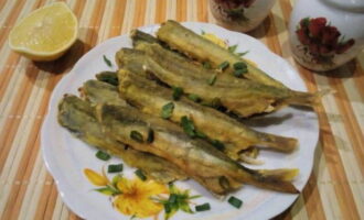 Il capelin al forno è pronto! Disporre il pesce sui piatti e, se lo si desidera, decorare con erbe aromatiche tritate finemente. Buon appetito!