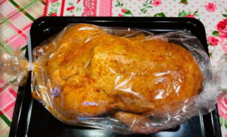 After the marinating time has passed, place the prepared duck in a baking sleeve. The ends of the sleeves are tightly fastened with clips. We pierce the sleeve in several places to remove steam. Place the duck on a deep baking sheet, as the fat will render out. Bake the duck in the oven, preheated to 180°C, in the following time calculation: 40 minutes per 1 kg of bird, in the middle position in the oven and at the mode: heating: top bottom, without convection.