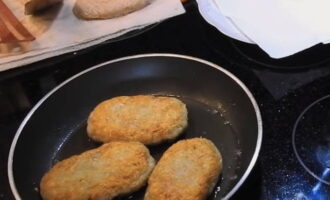 Heat vegetable oil in a frying pan. Fry the potato pancakes in it until golden brown on both sides, first over high heat, and then bring until fully cooked over low heat and covered.