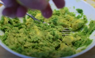 Then the pulp is placed in a separate plate, kneaded with a fork to a puree, poured with lemon juice so as not to darken, sprinkled with a little salt and mixed well.