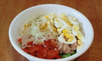 Tumbuk tuna dengan garpu dan satukan semua bahan yang disediakan dalam mangkuk salad.