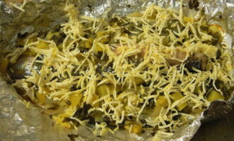 At the end, sprinkle the treat with grated cheese and put it in the oven for another 5 minutes.