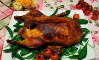 We transfer the duck baked in the sleeve to a large dish, decorate with vegetables and serve to the festive table. Bon appetit!