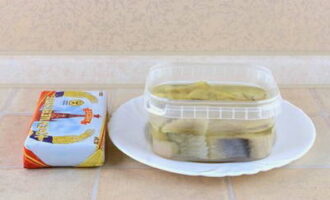 Minyak herring klasik mudah disediakan di rumah. Sebelum mula memasak, keluarkan mentega dari peti sejuk dan biarkan ia berada pada suhu bilik sehingga ia menjadi lembut.