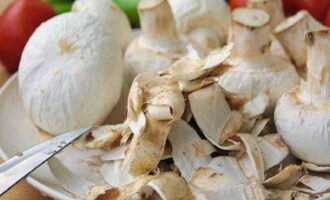 How to prepare a marinade for mushrooms on the grill? We sort through fresh mushrooms. You must first cut off the top layer with a knife, and then thoroughly wash the champignons and let them dry. If the mushrooms are too large, we recommend cutting them in half.