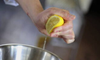 Peel the onions and cut them into half rings. Wash the tomatoes thoroughly under running water and cut into arbitrary small pieces. Finely chop parsley, basil and dill. Squeeze the juice of half a lemon into a suitable container, add herbs, tomatoes, onions, salt and mix thoroughly.