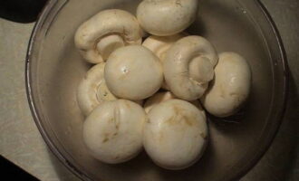 We select any bowl or plate. The main thing is that it has a deep bottom and is large enough. Place mushrooms in a container.