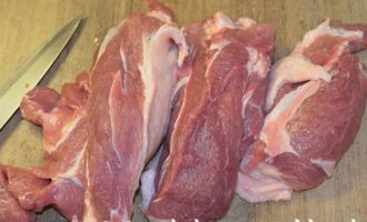 Stewed pork can be easily prepared at home. In order for the finished product to be juicy and with a layer of fat, meat should be chosen with lard, for example, ham.