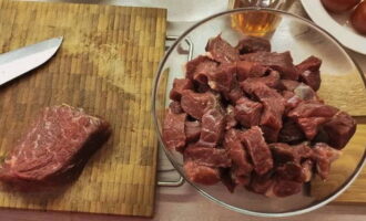 Beef stew can be easily prepared at home.Rinse the beef under running water, pat dry with a towel and cut into cubes, as for regular goulash, or a little smaller.