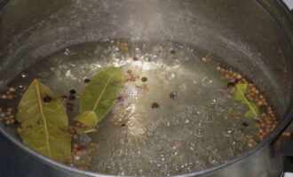 Al final agregar la hoja de laurel, pimienta de Jamaica, clavo, un poco de canela y hervir por otros 5 minutos, al final agregar vinagre. El resultado es una marinada muy sabrosa y rica para cualquier champiñón.