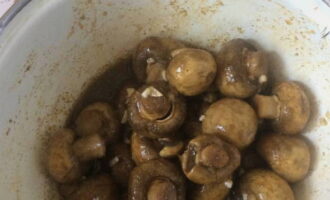 Pour the prepared marinade over the mushrooms, trying to distribute it evenly. Leave the champignons in the marinade for 2 hours.