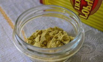 How to prepare mustard in brine at home? Pour a small amount of powder into a clean and dry container with a screw-on lid.