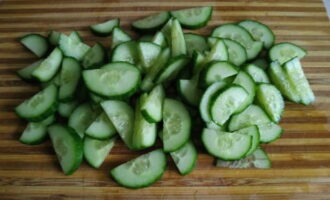 Uma salada clássica com atum em lata e ovos é preparada de forma rápida e fácil. Corte pepinos frescos diretamente na casca em meias argolas.