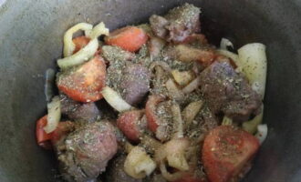 Taburkan daging lembu dan sayur-sayuran dengan dua sudu teh hops-suneli.