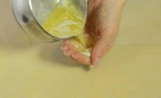 Melt the butter in a water bath or in the microwave and generously grease the base of the samsa.