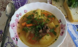 Versiamo la zuppa calda nelle ciotole e invitiamo gli ospiti a tavola. Buon appetito!