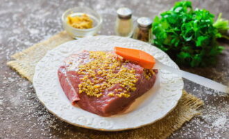 Lubrique la pulpa con mostaza en grano.