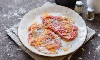 The batter for chops in a frying pan is easy to prepare. Cut the pork flesh into pieces about one centimeter thick, cover with cling film and beat well on both sides using a kitchen hammer. Afterwards, sprinkle the chops with spices and rub in lightly.