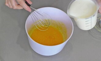 Kemudian kefir dituangkan, lebih baik hangat atau pada suhu bilik. Pukul semua bahan dengan whisk atau mixer hingga sebati.