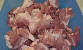 We thoroughly wash the pork, dry it with paper towels and cut into fairly large pieces. If you are using a lean piece, it is recommended to add about 100 grams of finely chopped lard per 2 kilograms of meat.