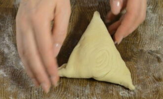 Repeating the manipulation, we form the samsa until the filling and dough are finished.