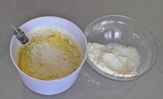 The flour is sifted through a sieve and mixed with baking powder. Then this mixture is poured portionwise into the liquid ingredients and the dough is kneaded. The texture should be like thick sour cream and flow very slowly from the whisk.