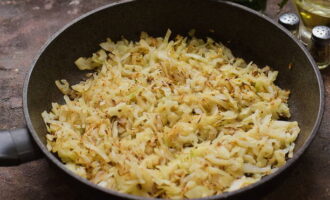 Calienta dos cucharadas de aceite vegetal en una sartén y fríe el repollo durante unos 8-10 minutos hasta que esté ligeramente dorado.