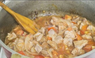 In the same bowl, add tomato cubes and tomato paste diluted in a small amount of water.