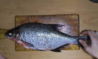 Em uma tigela separada, prepare o molho: misture o suco de limão, o azeite, o alho picado, o sal e os temperos adequados para peixes e frutos do mar - misture.