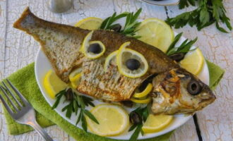 Embrulhe bem o peixe em papel alumínio e leve ao forno por 25-30 minutos a 200 graus. Bom apetite!