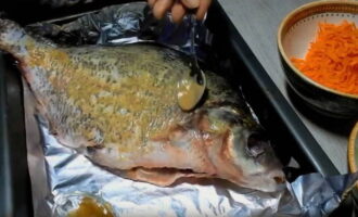 Bagaimana cara membakar bream dengan lazat di dalam ketuhar? Kami mula memasak dengan membuang ikan: kami membersihkan bangkai dari sisik, insang, ekor, sirip dan isi perut, dan bilas dengan teliti di bawah air yang mengalir.