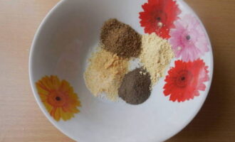 The amount of dry spices specified in the recipe is mixed in a cup.