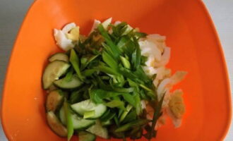 Letakkan bahan yang disediakan ke dalam mangkuk salad yang dalam.