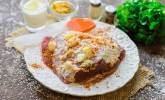 Espolvorea la carne con condimentos, sal y pimienta molida y frota bien.