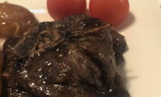 La coacere, mielul și cartofii se toarnă de câteva ori cu suc aromat de carne. După verificarea cărnii este pregătită, mielul, copt în marinată de vin și sub folie, se servește. Poftă bună!