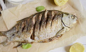 Place the foil envelope on a baking sheet and bake for 20 minutes at 180 degrees. After the time has passed, cut the packaging and brown the crucian carp for 5-10 minutes. Bon appetit!