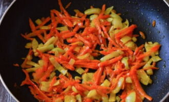 In a separate heat-resistant bowl, sauté the carrots and onions in the remaining oil, adding salt if necessary.