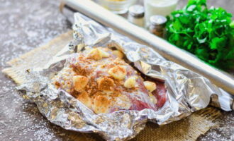 Colocar la carne sobre papel de aluminio engrasado y envolver la pieza y colocarla en el horno precalentado a 180 grados durante una hora. Al final del tratamiento térmico, no retire el sobre del papel de aluminio, déjelo hasta que se enfríe por completo.