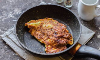 Heat a little vegetable oil in a frying pan and fry the pieces for 4 minutes on each side over a little less than medium heat.