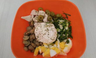 Season the champignons with chicken and vegetables with sour cream and sprinkle with salt and aromatic seasoning - stir.