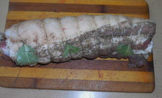 After half an hour, the prepared lard is rolled up, bay leaves are placed on it and the roll is tightly fixed with twine or thread.