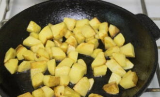 At this time, peel and cut the potatoes into large pieces and fry in a small amount of oil until lightly browned.