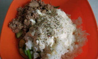 Tempere a salada com maionese, polvilhe com sal e temperos.