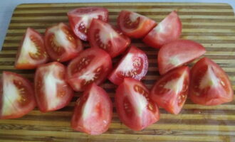 Potong tomato masak kepada empat bahagian.