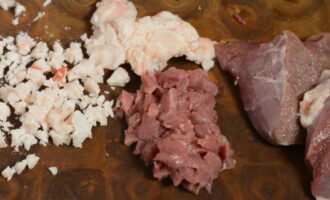 Without wasting time, let's start with the filling: cut the meat and lamb fat into small cubes.