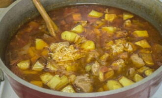 By the time the pork has softened, transfer the potato pieces and garlic, passed through a press, into the bowl to the base. Bring the potatoes until cooked (about 15 minutes), remove from heat and add finely chopped greens.