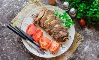 Cortamos los aromáticos trozos de carne en rodajas y comenzamos la comida. ¡Buen provecho!