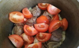 Pindahkan tomato ke dalam kuali.