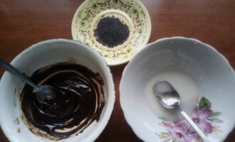 Sediakan hiasan: cairkan coklat dan campurkan dengan krim, dalam mangkuk lain campurkan gula tepung dengan jus lemon.