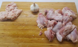 How to cook chicken stew at home in jars for the winter? Wash the chicken thoroughly under running water and cut it up. Next, we can remove the meat from the bone so that only that is in the jar. If desired, you can add chicken fillet, but it will make the stew drier.